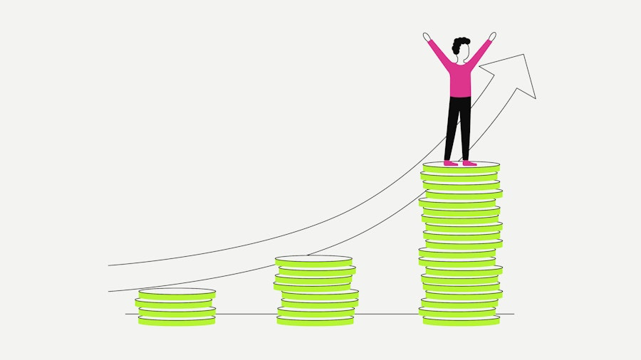 Persona su una pila di monete che rappresenta il successo finanziario